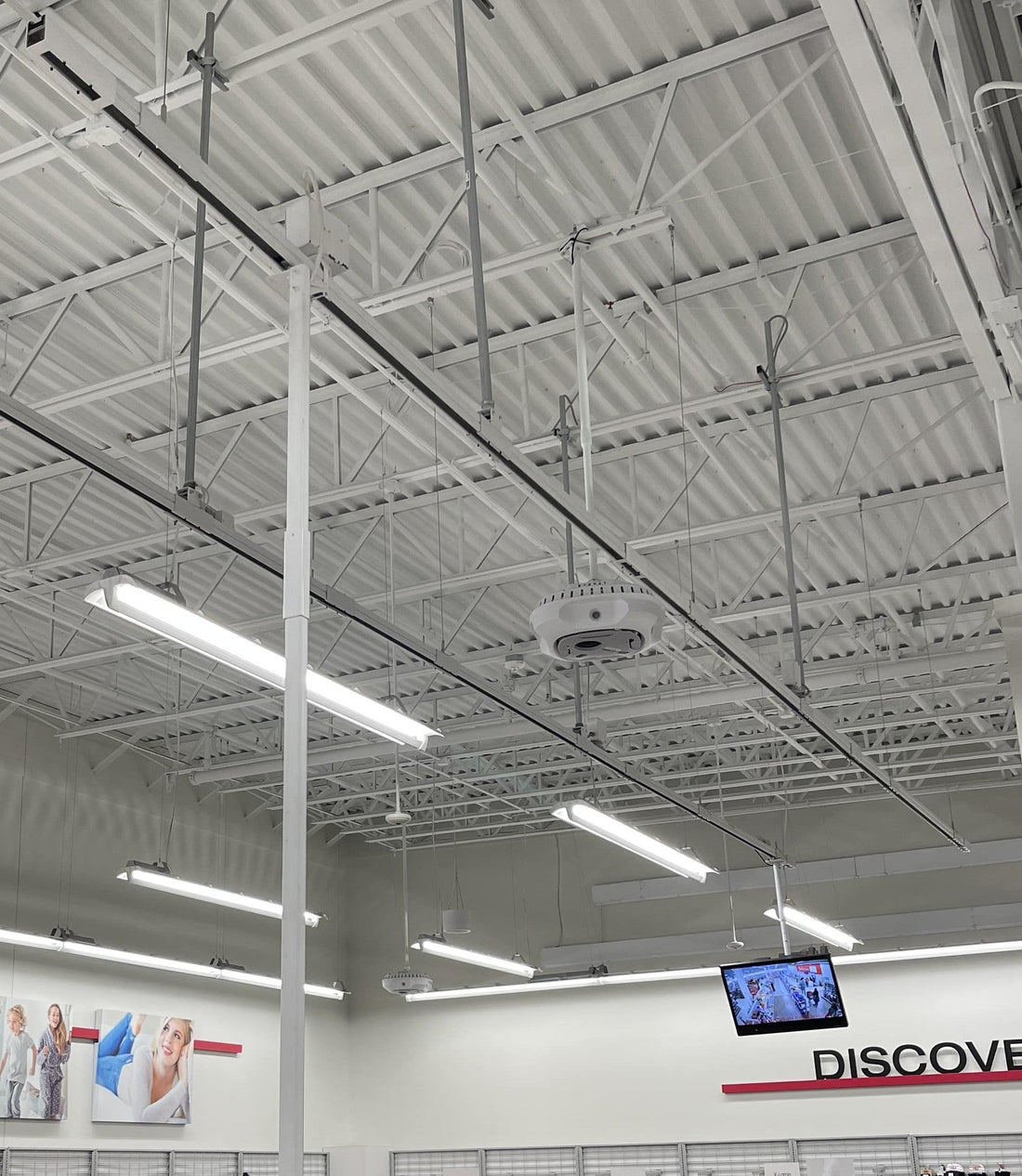 Suspended trolley busway system mounted to open ceiling for flexible power in commercial space